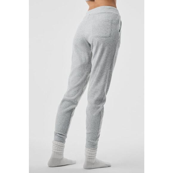 Alo Yoga Women’s Heather Grey Muse Ribbed Sweatpant/Jogger - Picture 3 of 16